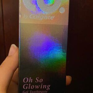 Colgate Oh so Glow charcoal gel toothpaste